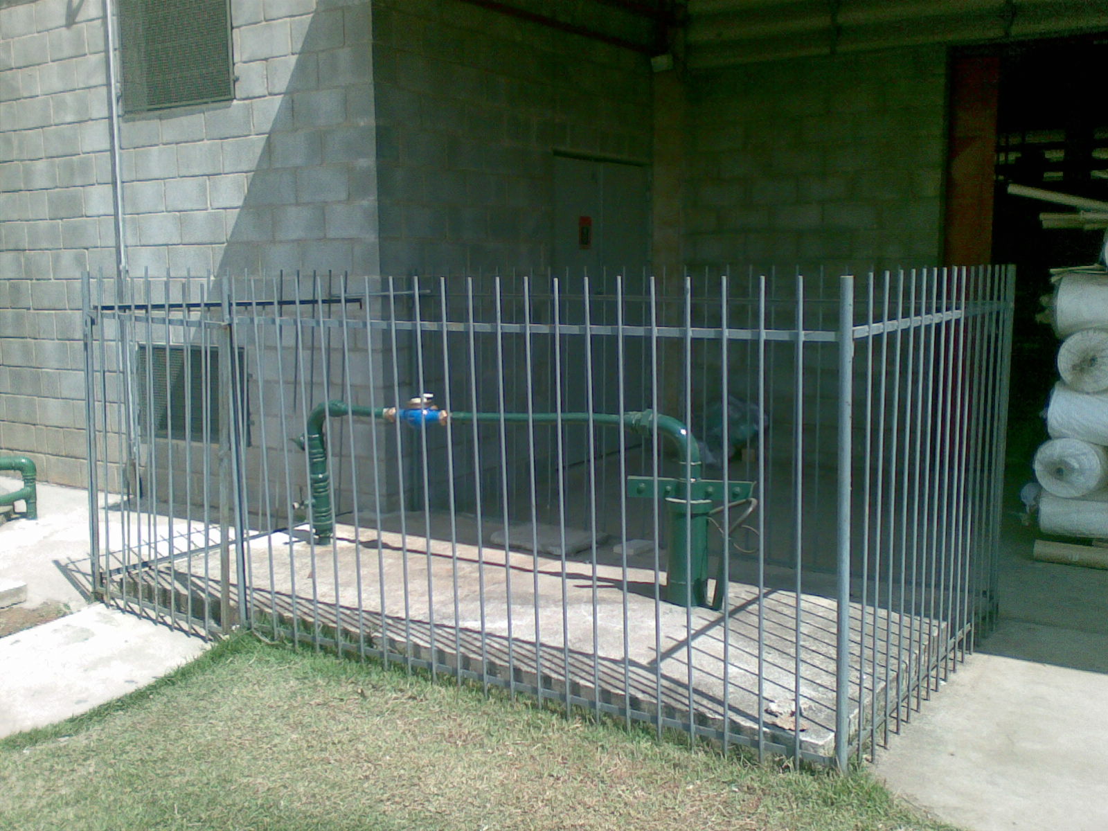 Engenheiro e estrutura industrial