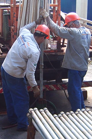 Engenheiro e estrutura industrial